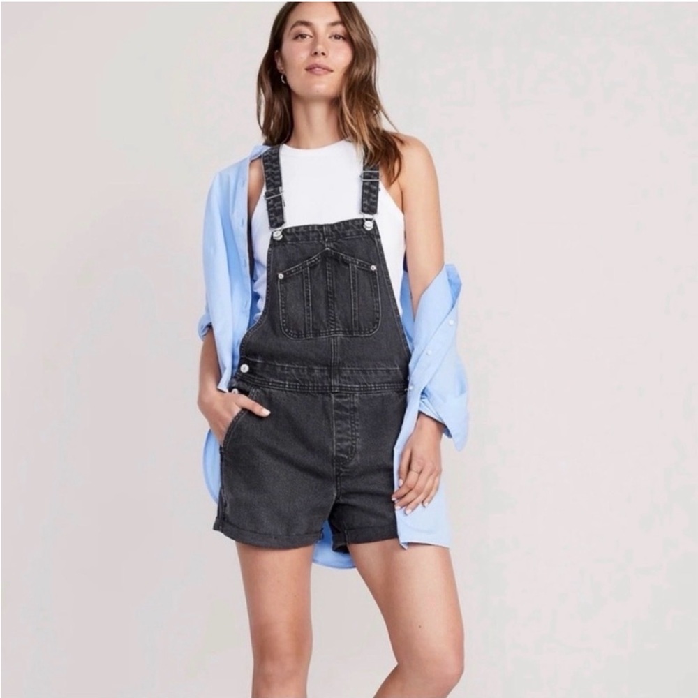 Old Navy Dark Wash Shortalls Women’s XL
🚫SOLD🚫